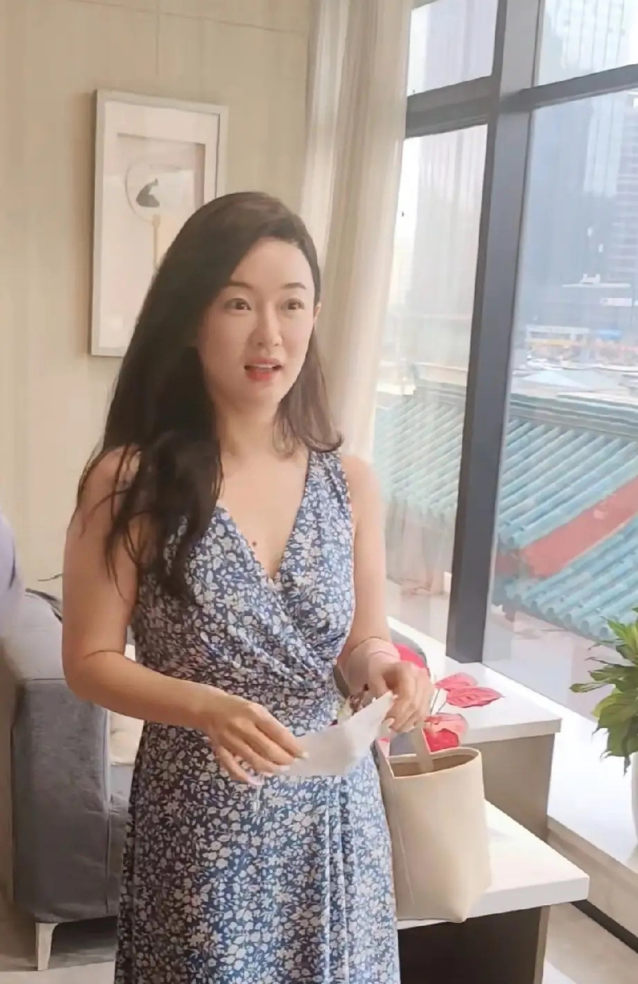 霍思燕和老公杜江现身机场休息室被偶遇，她穿着一条蓝色无袖碎花裙，身材丰满，气质好