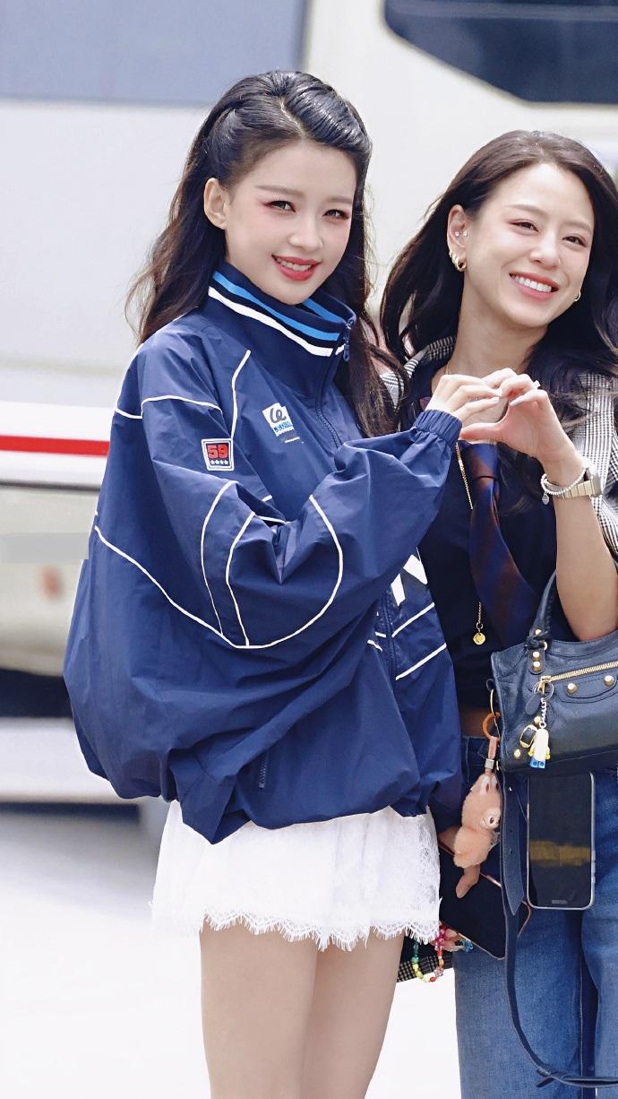 今天孙怡在录制浪姐的时候搭配的像个活力满满的美少女，看上去特别的显年轻。孙怡