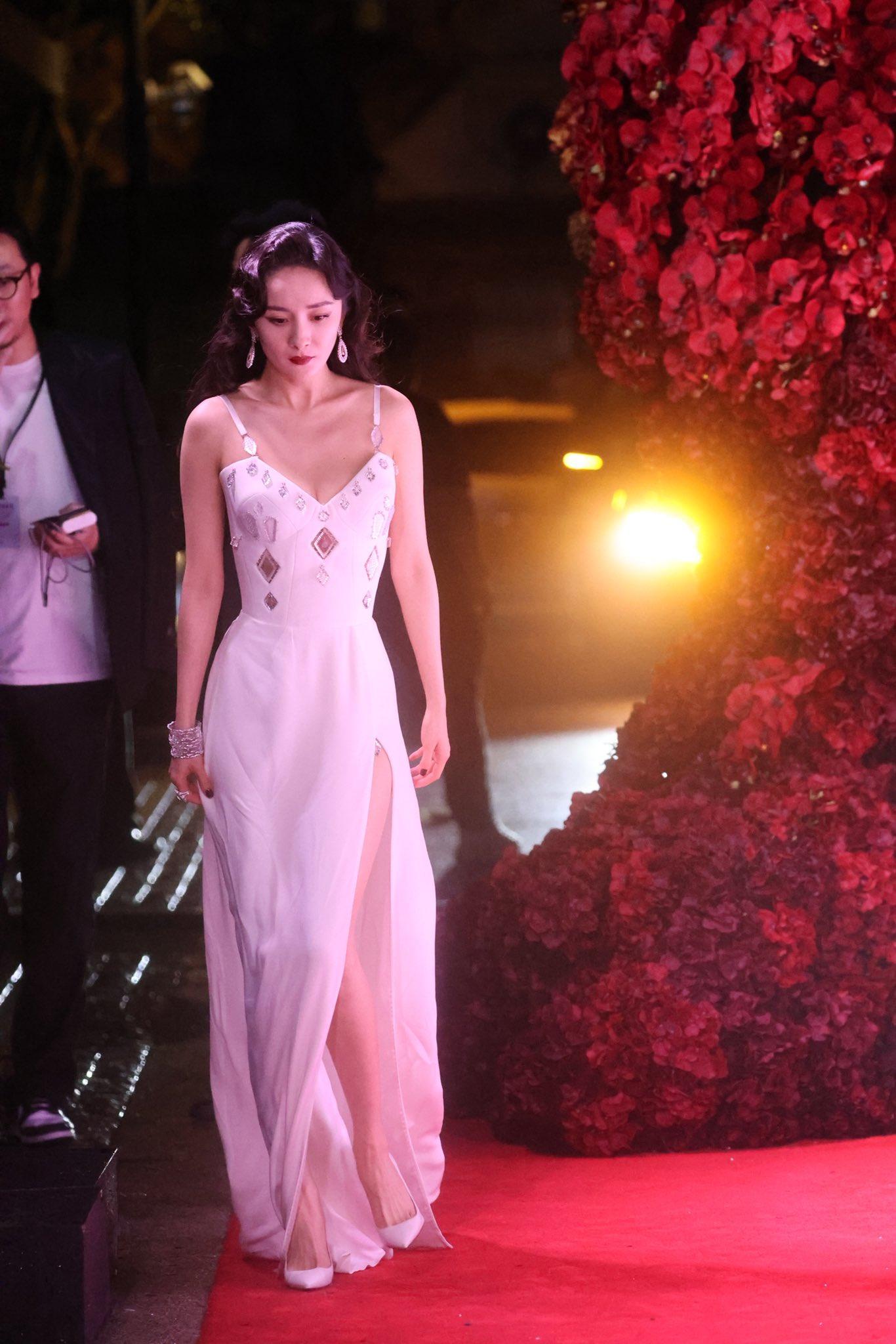 杨幂之美腿[爱心][爱心][爱心]​​​