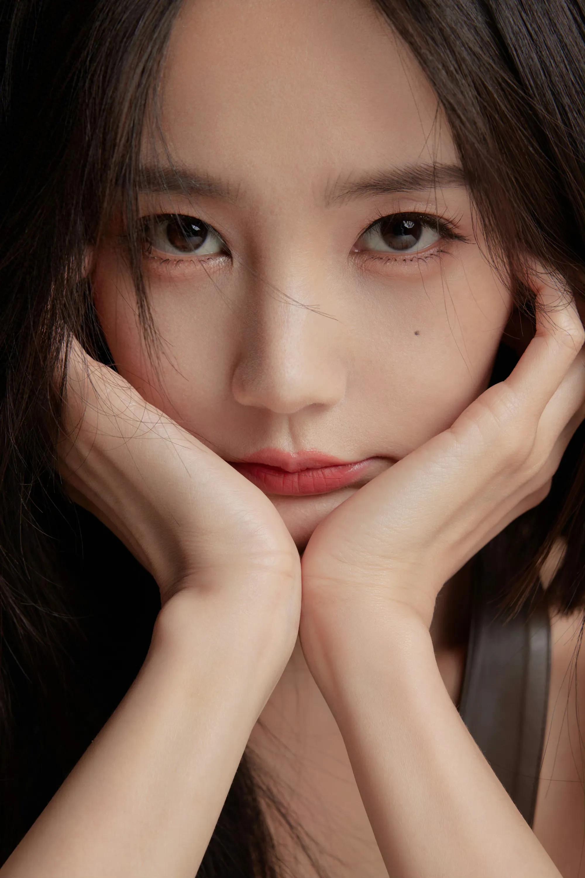 女星李一桐造型集：娇艳魅力、出水芙蓉
