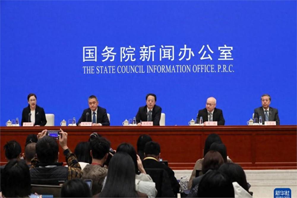 春节前内部吹风会刚散场，一位参与政策研究的专家朋友拉住我，压低声音说：“别看新闻