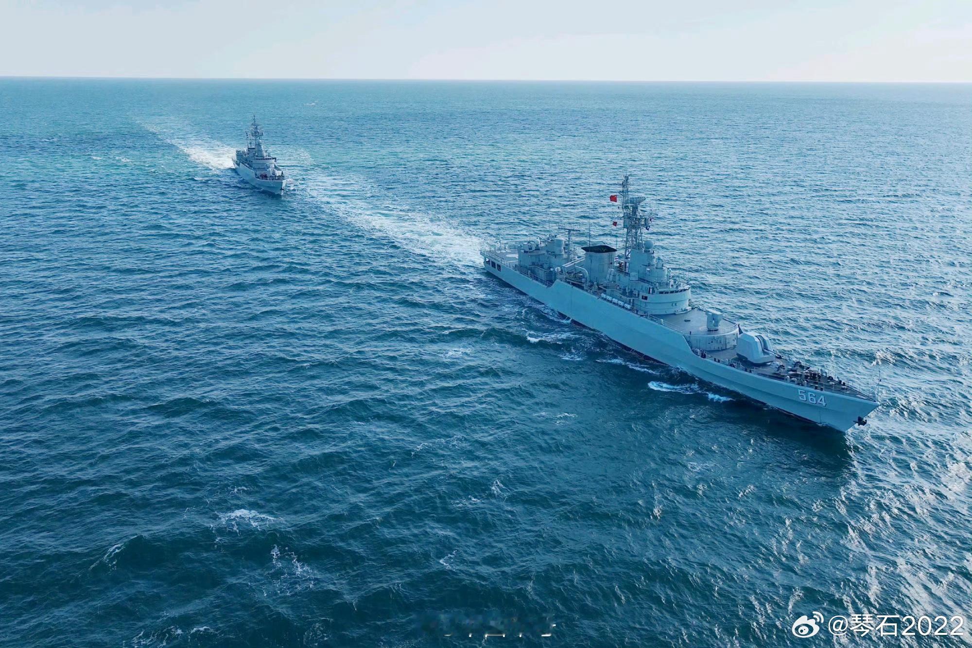 海军大连舰艇学院反无人机群集训这无人机可垂直起降，似乎可以折叠，然后靠尾部螺旋桨