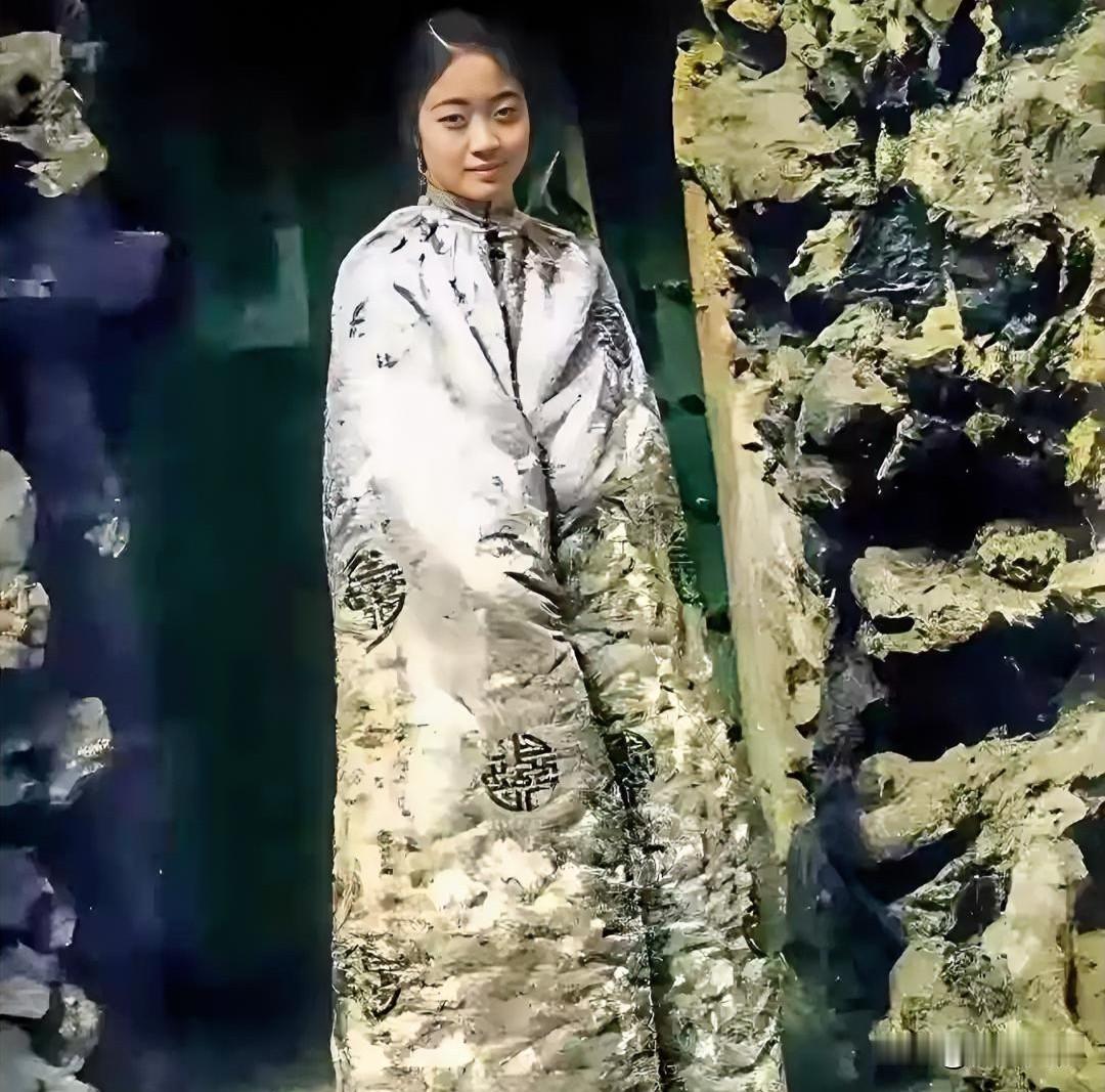 1922年，婉容拍下这张珍贵留影，彼时她正外出散步闲赏风光。婉容身披厚实雅致的棉