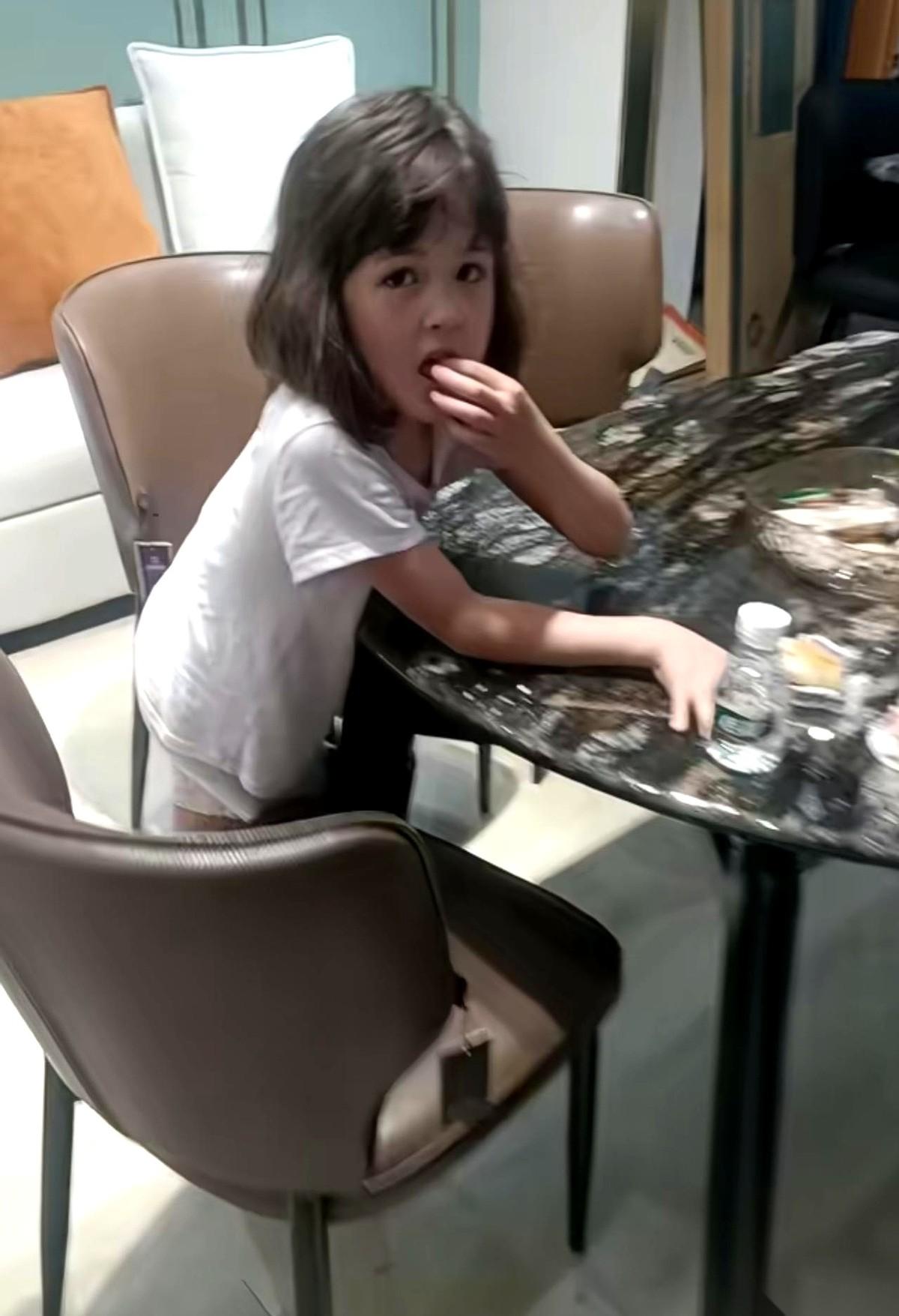 妈前脚刚把俩外孙送回来，外公后脚就抄起小手，一溜烟钻进了旁边的家具城。目标明确
