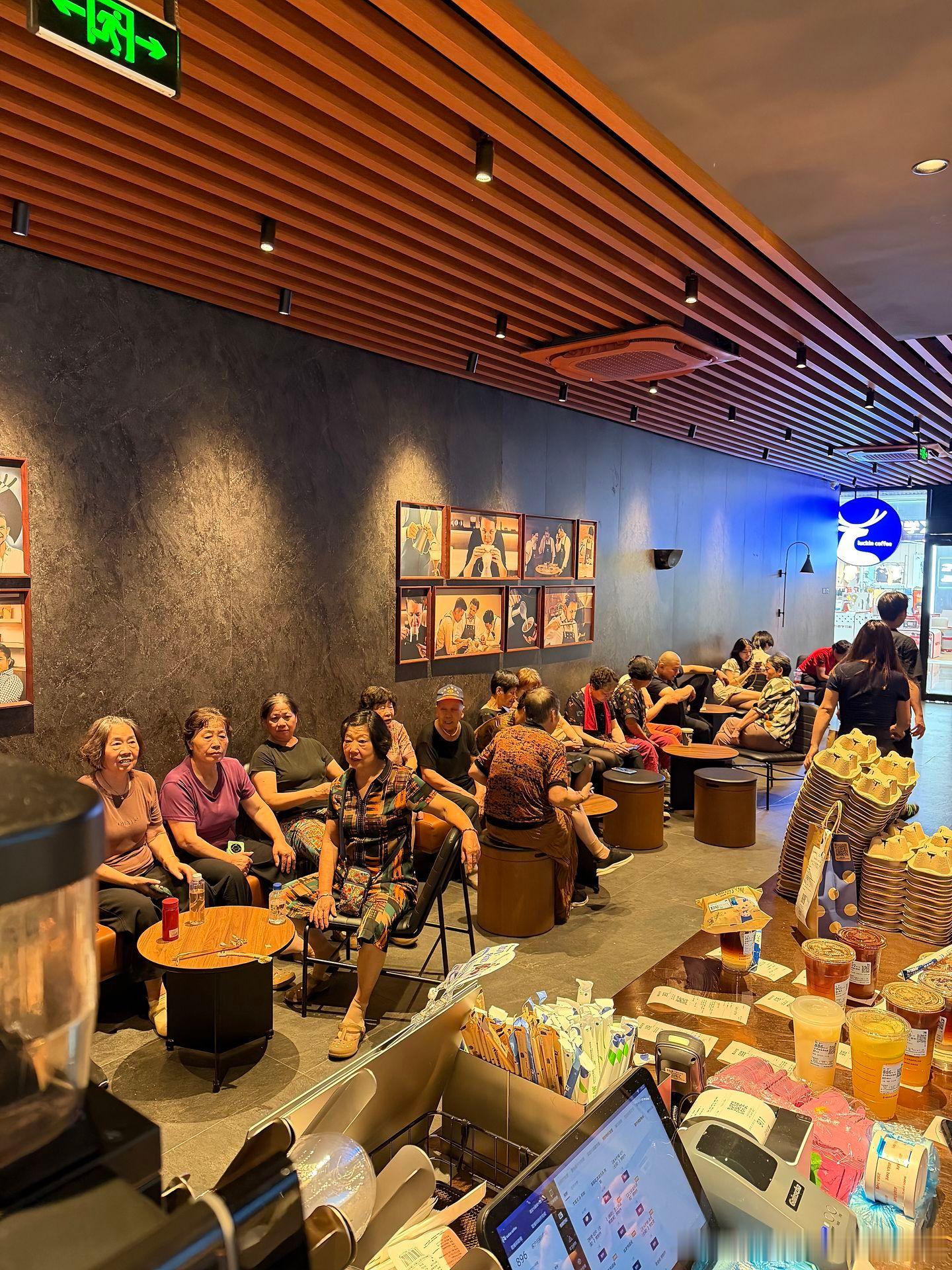 上海天太热了，老头老太都到咖啡店去孵空调了。如果你去咖啡店看到一群老人你会觉得吵