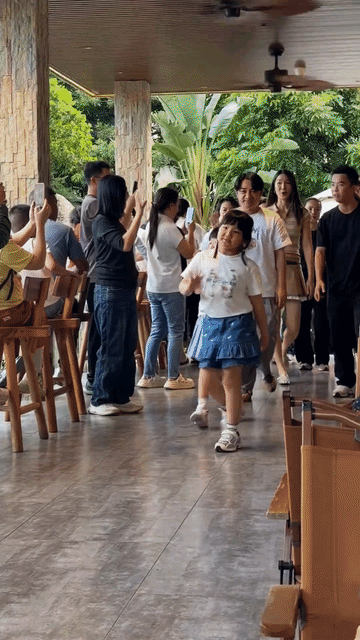 王祖蓝大女儿长大后会埋怨王祖蓝吧？小公主像妈妈，大公主像爸爸，妈妈李亚男那么美，