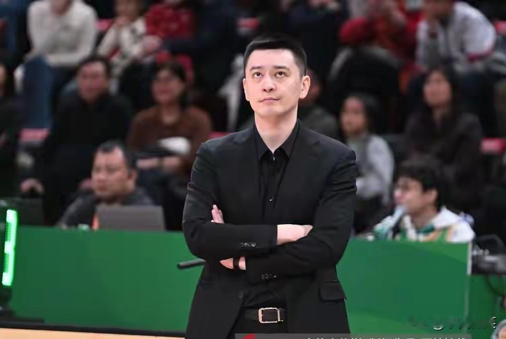 杨鸣走了，终究还是走了。杨鸣是带着光环走的，执教6个赛季，5次打进总决赛，3次