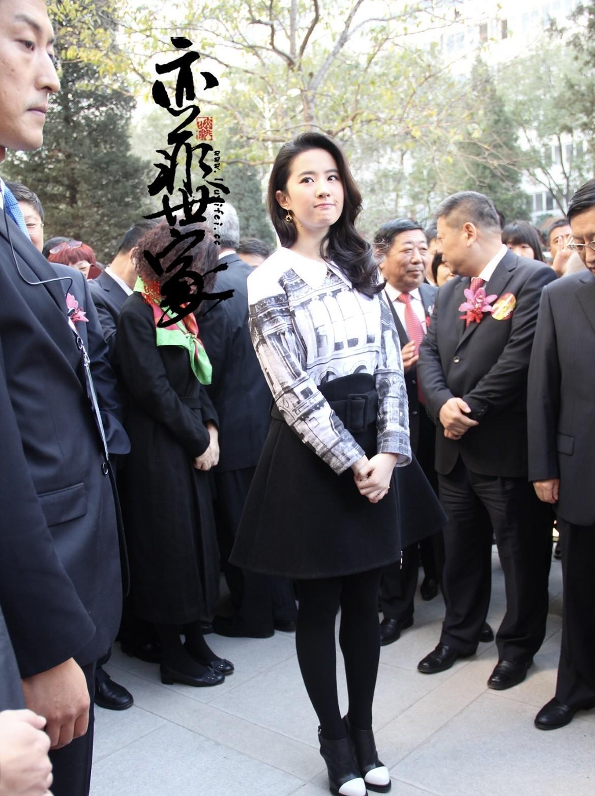刘亦菲，170cm，万绿丛中一点红。