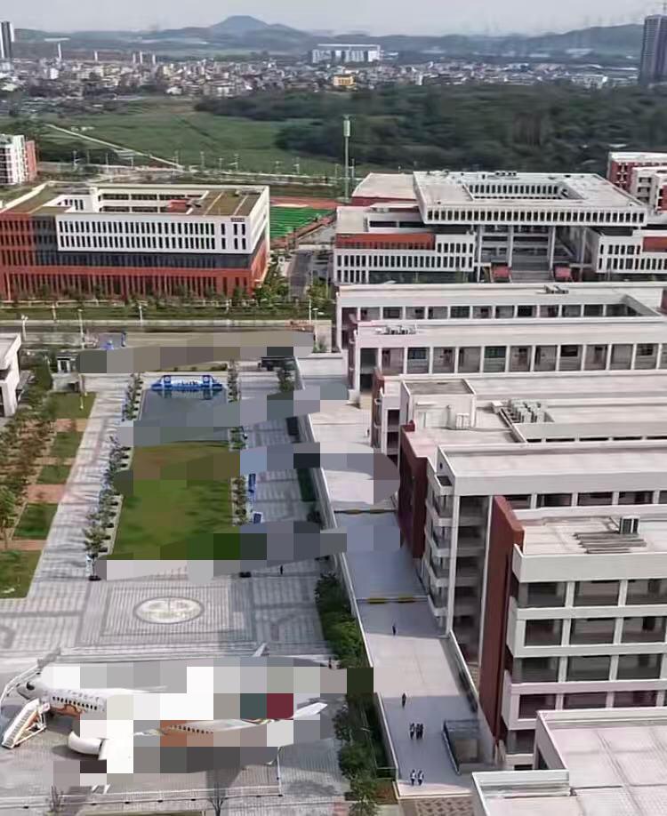 广州某公立技工学校有校内员工爆料称，该校男学生经常在厕所里扎堆抽烟从视频看得