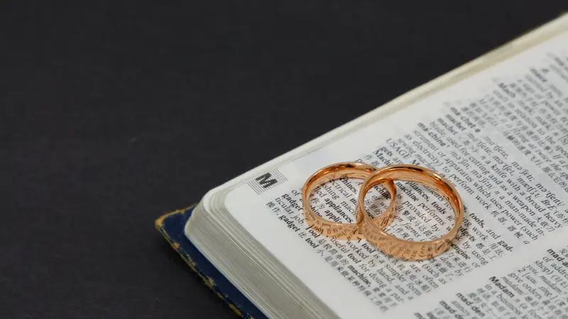 婚姻里，该不该为孩子将就自己，这是个难题。2025年全国离婚登记274.3万对，