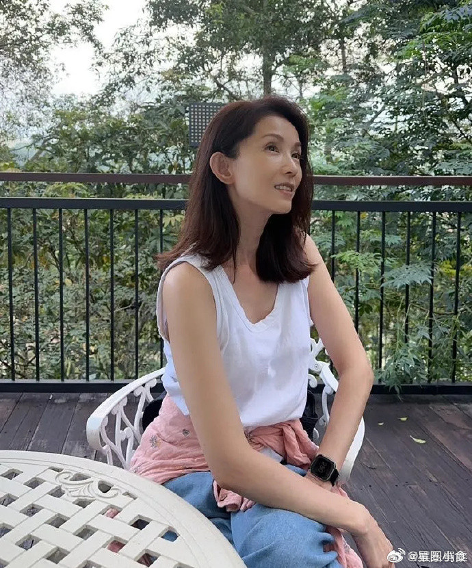 她的颜值在香港电影中属于顶级水平。已经54岁了，依然单身，真的是浪费了她的好基因