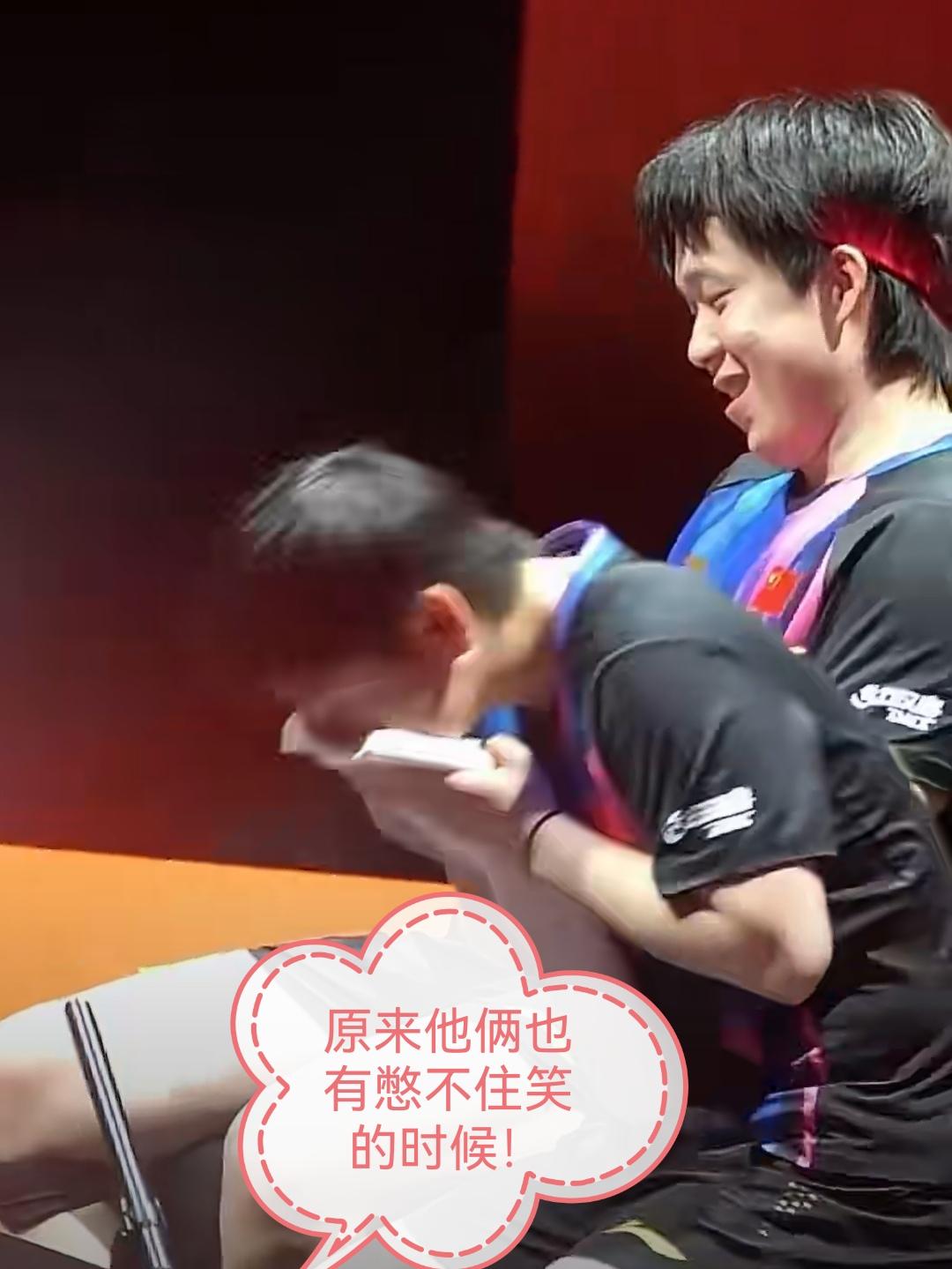 原来莎莎和头哥也有憋不住笑的时候，我证明这一次是莎莎先笑的，莎莎偷笑的时候拿毛巾