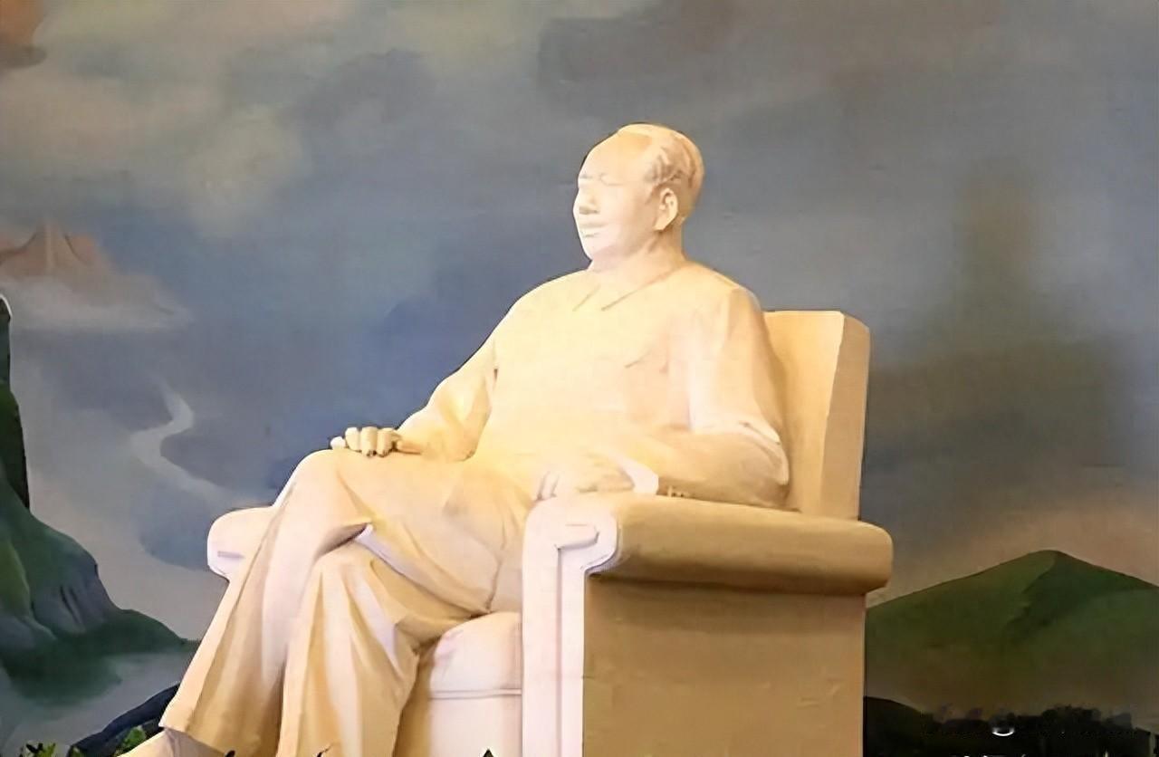 一块汉白玉，南北各立一尊雕像，它到底记住了什么。那天雨下得挺急，揭幕仪式前几分