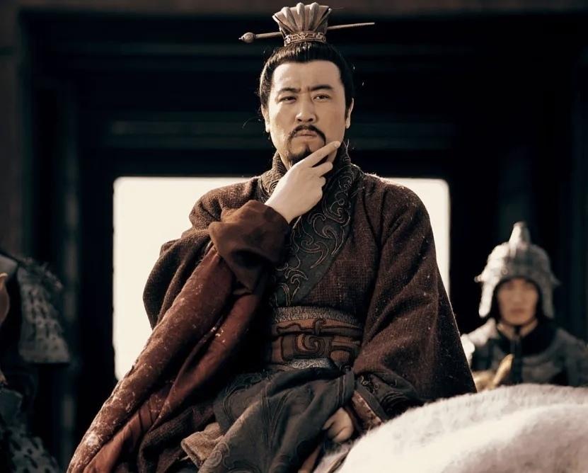 刘备一生中的第一个贵人是谁？有人说是张飞，因为张飞散尽家财帮刘备起事。但其实还有