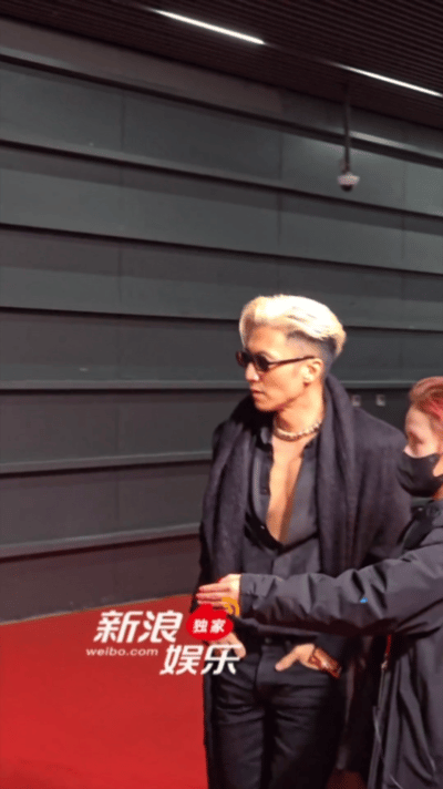 谢霆锋胸肌银发配深V黑西装，冷天露胸肌也太拼了！线条紧实又性感，禁欲又狂野的反