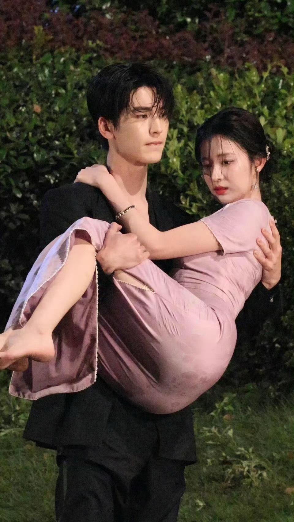 王楚然折成这样了肚子没挤出一丝肉期待过火这姐太美了