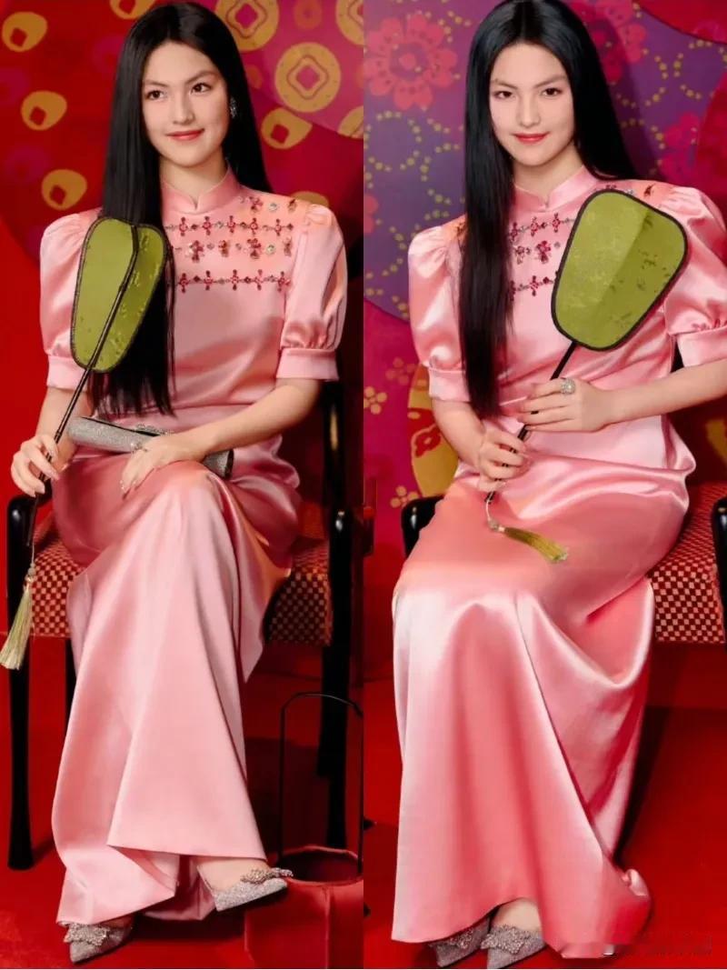 近日，李湘在个人社交平台晒出一组16岁女儿王诗龄的活动照片，一袭粉色旗袍的民国风