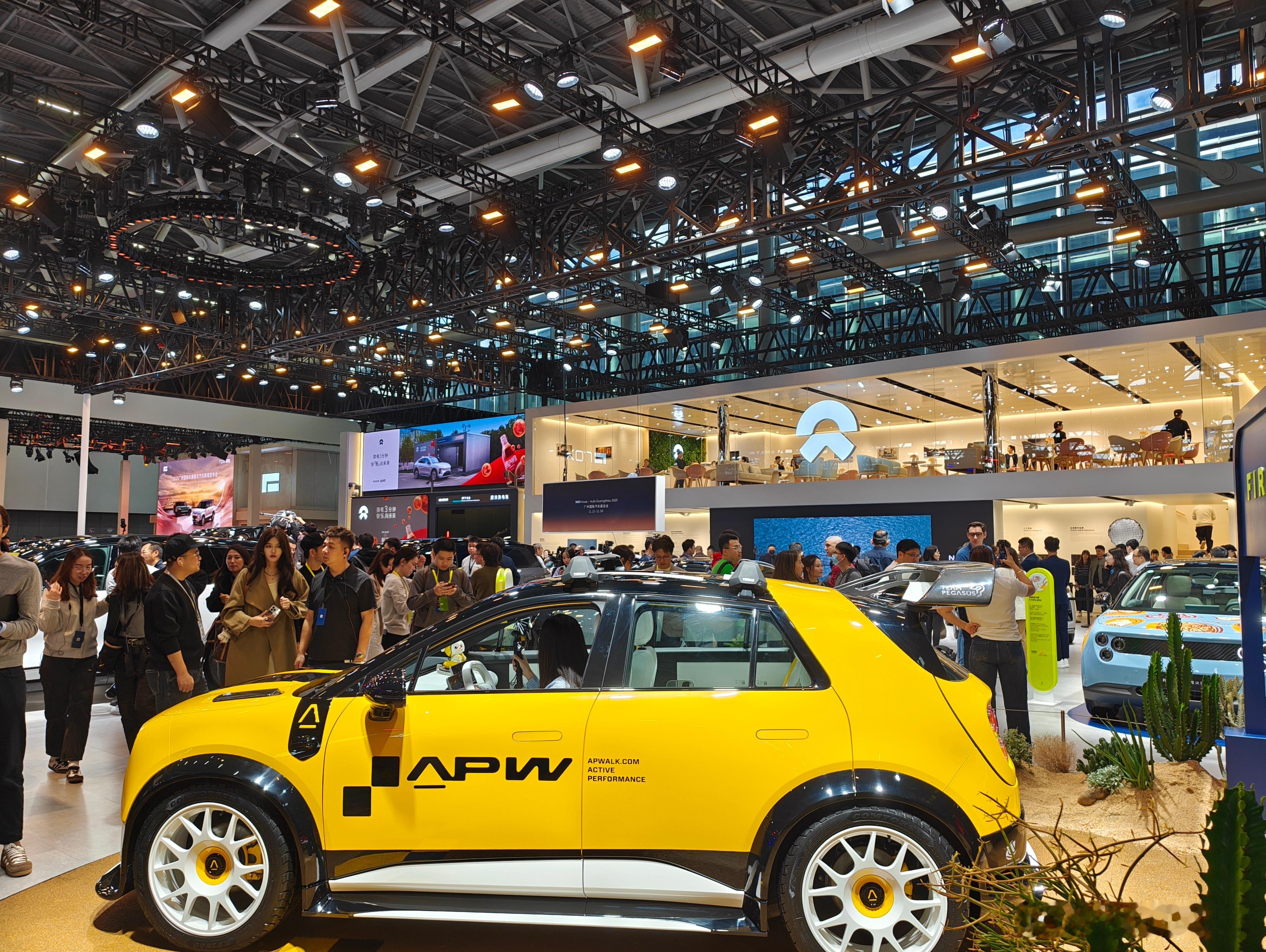 这次在广州车展待的时间很短，看到蔚来展台有两辆萤火虫的改装。有一辆竟然神奇的给你