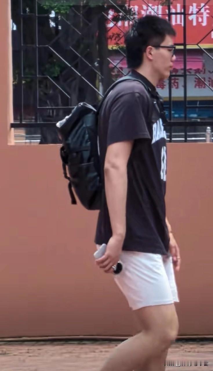 焦泊乔大步流星！今天中午，有东莞现场球迷分享焦泊乔的视频，这名球员结束训练后昂