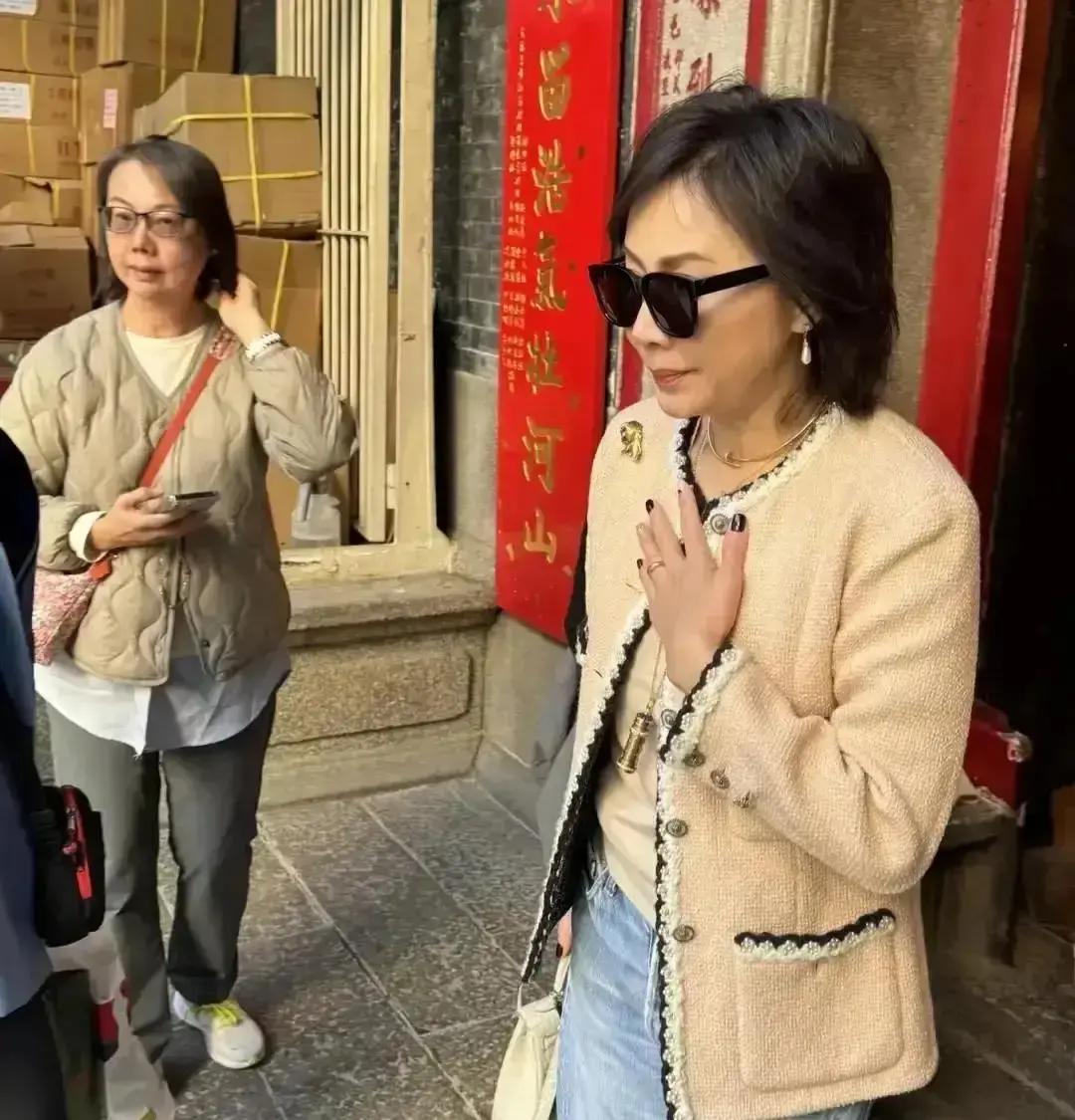 10万港币买头香，值吗？大年初一凌晨四点，香港文武庙门口排队的不是香客，是