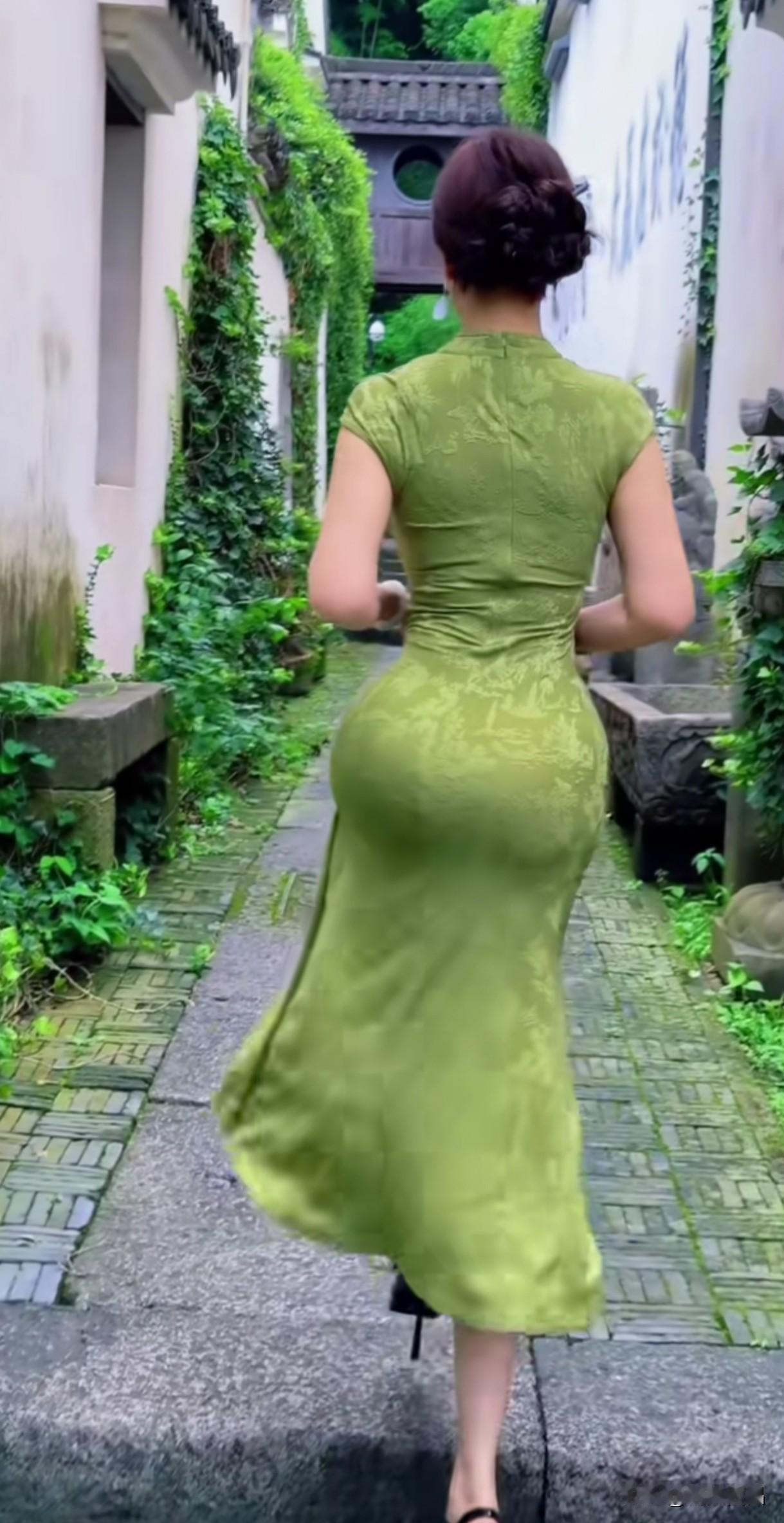 日曆古詩2025.11.10《白鹿洞二首·其一》唐/王贞白读书不觉已