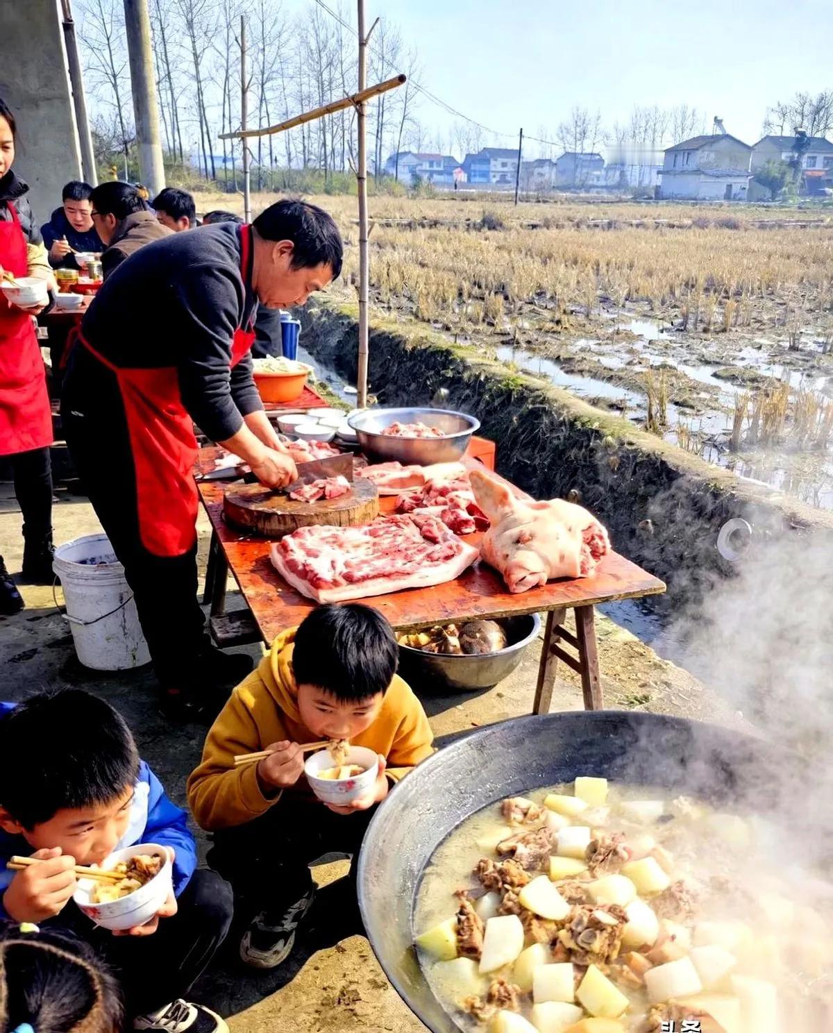 重庆那场杀猪宴，算是把今年春晚的脸打肿了。一边是花了几个亿、彩排了上百遍的“年
