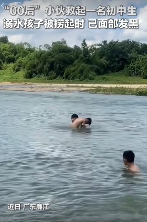 这个00后上人民日报了！”广东廉江，男孩溺水沉入水底，危急关头，一00后小伙子潜