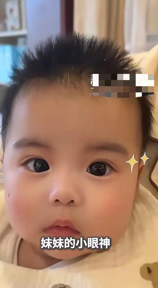 科学也没法解释了，这对双胞胎因为眼睛而火上人民日报了。从视频中可以看到，虽然