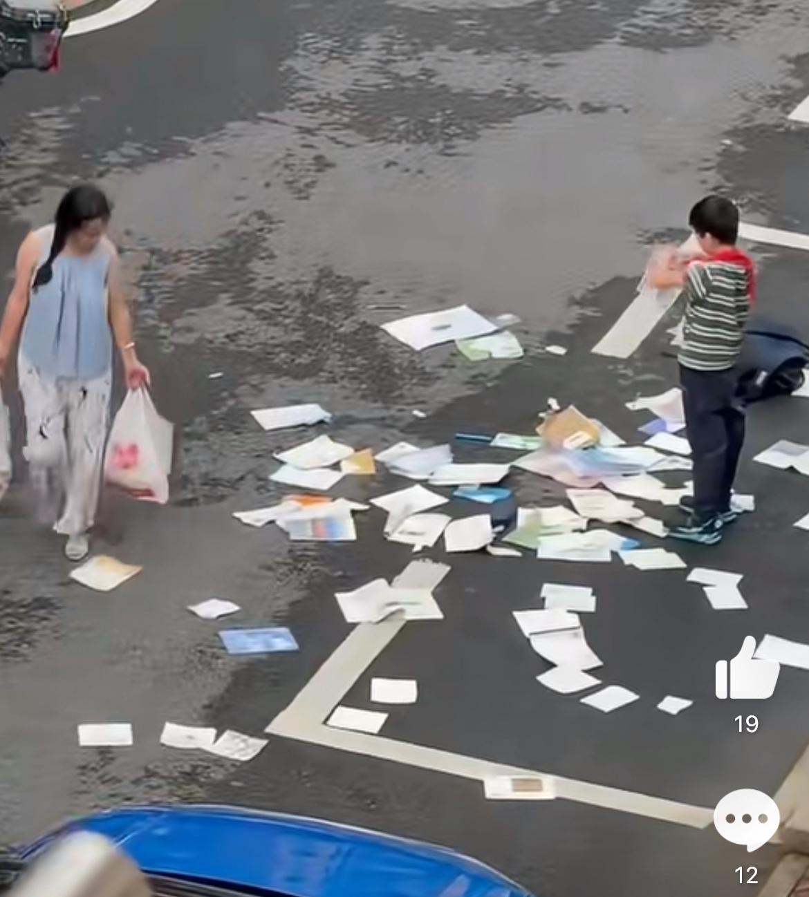 小区遇到撕书、作业本、卷子、扔书包的小学生，是什么能让这么小的孩子破防、崩溃，国