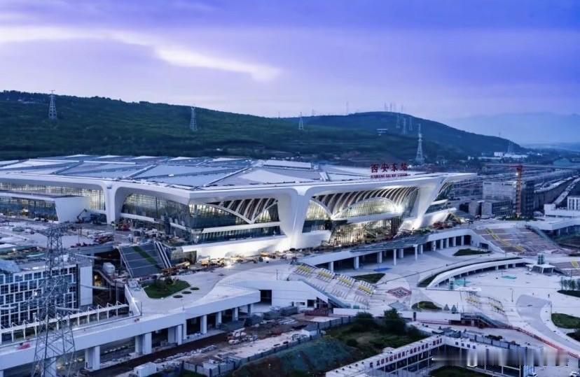 西安东站地铁出入口正式出炉，这次一共开放6个通道，还有4个出入口暂时暂缓开通。