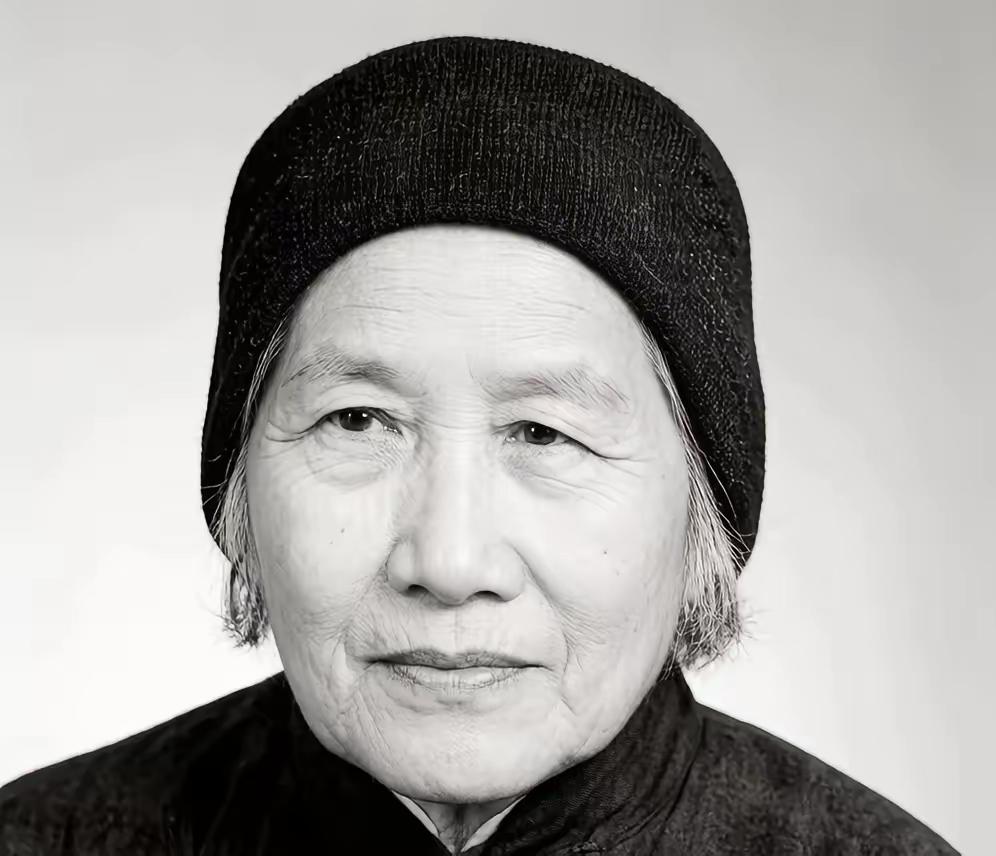 1926年，81岁农妇蒋桂娘临终前指着院里那根漆黑的晒衣杆说：那是我的双刀鞘，我