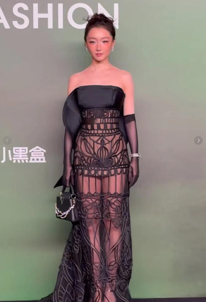 这两天的VOGUE，可以发现周冬雨的状态，有点不对劲。这个造型，令我想起