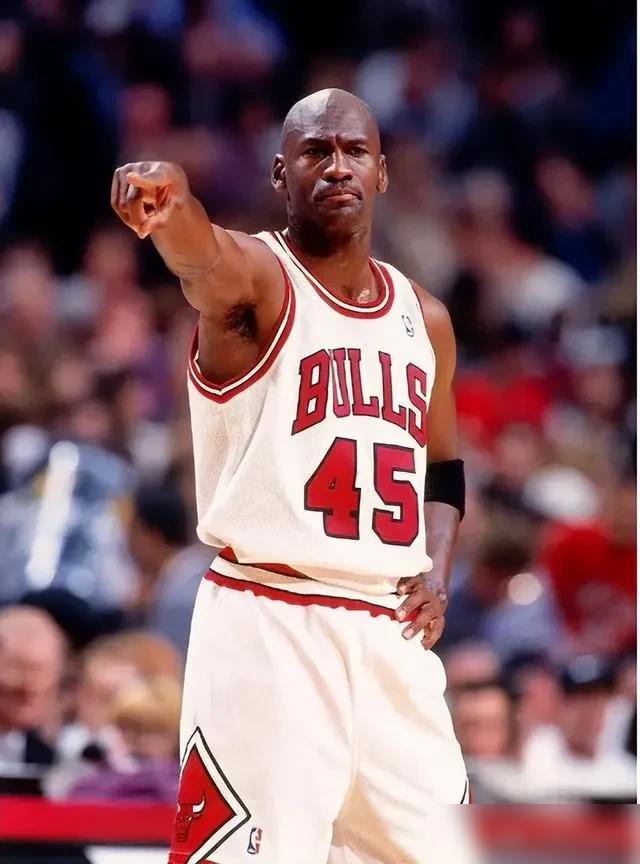 NBA有史以来单打能力排名！大家认同吗？​10詹姆斯​9韦德​8麦迪