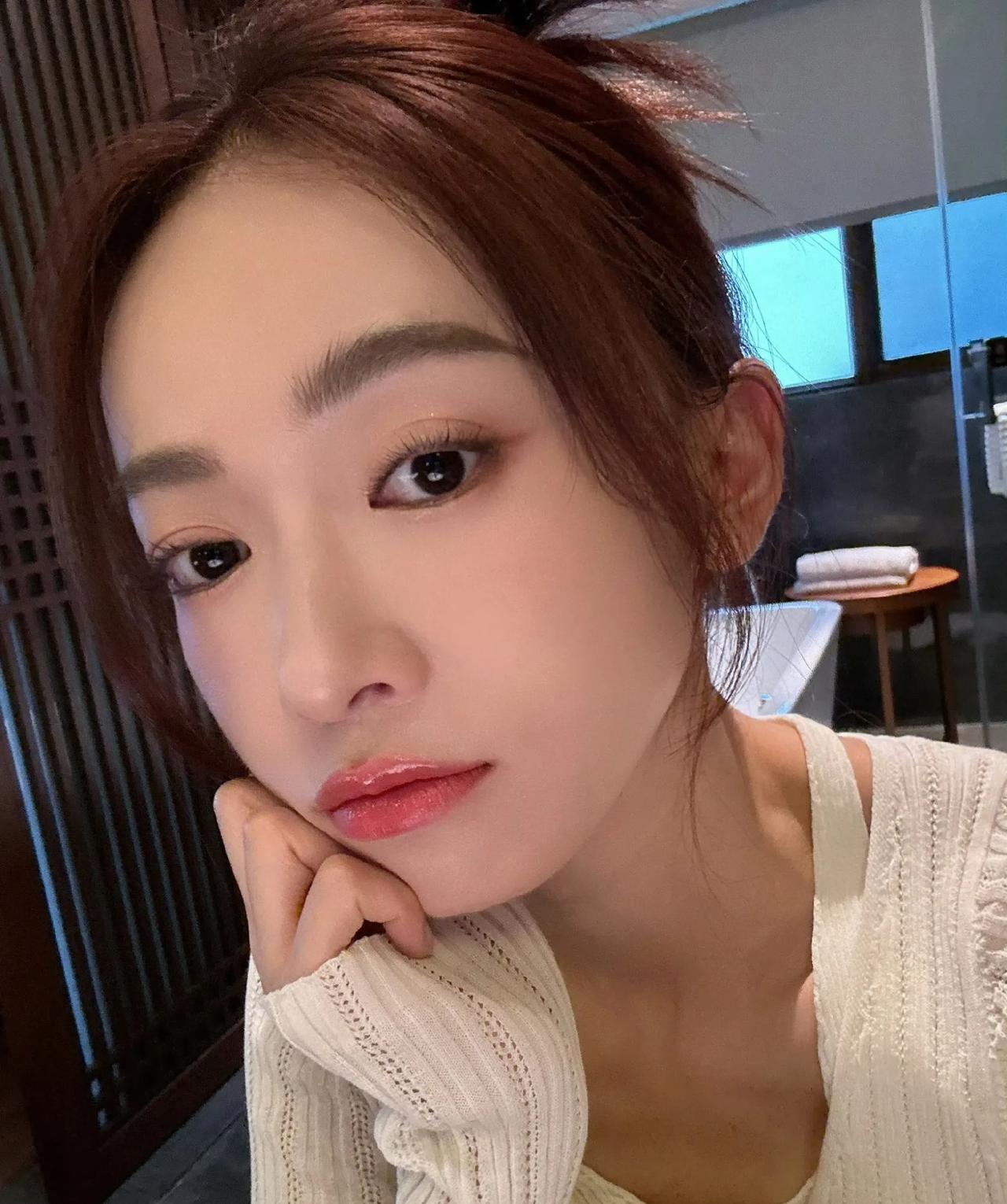 于正欢娱旗下签约的十大美女，最火的还得是白鹿，吴谨言紧跟其后，杨蓉不温不火。赵
