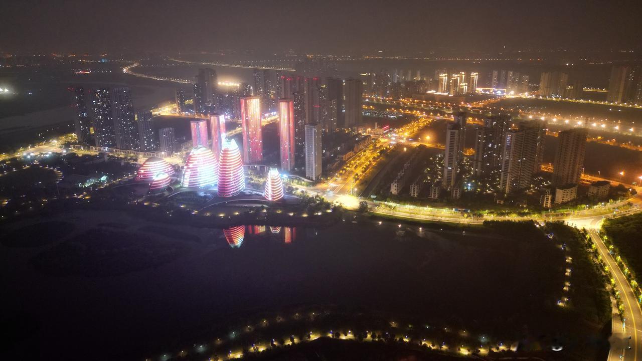 这里是武汉经开区军山新城，前几年房地产行业还没有大面积暴雷的时候发展还是比较快的