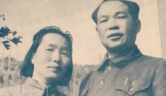 1937年，地主王学文发现一20岁女兵躺在家门口，见四下无人，他将女兵扛到了炕上