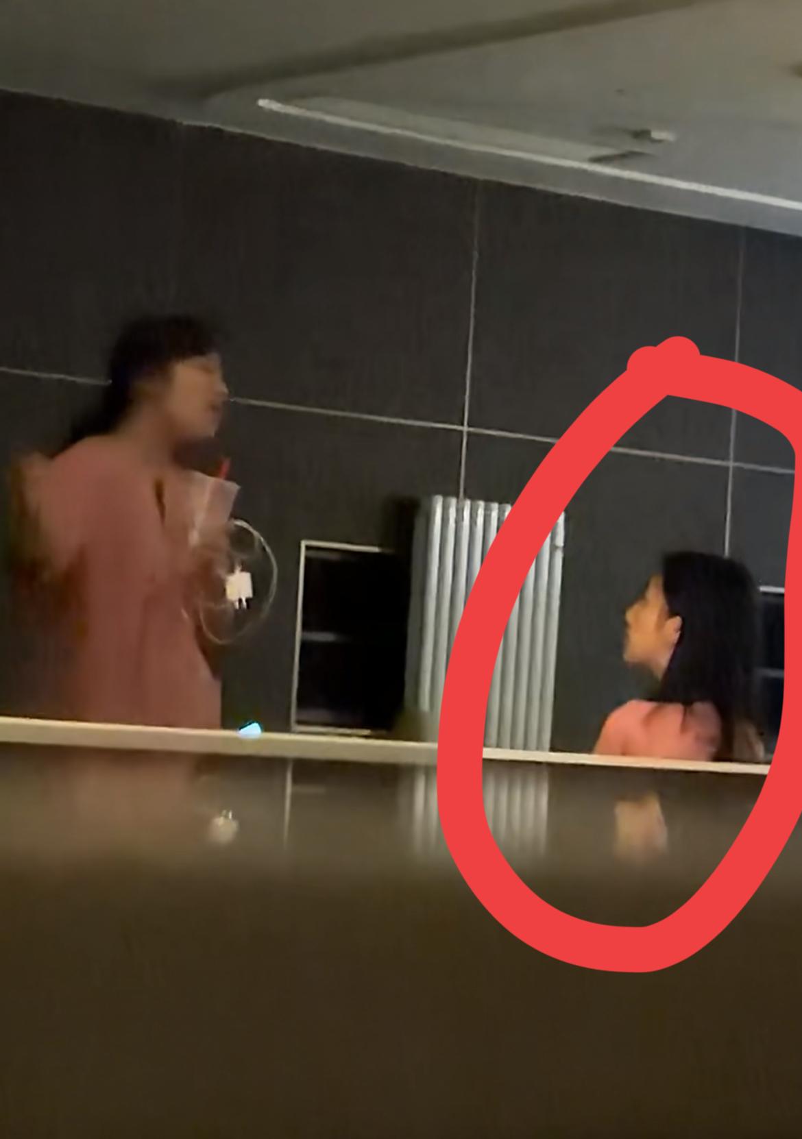 洗浴中心两奇葩女子，坐着的女子给站着的女子算命，站着的女子以为她是开玩笑，就让她