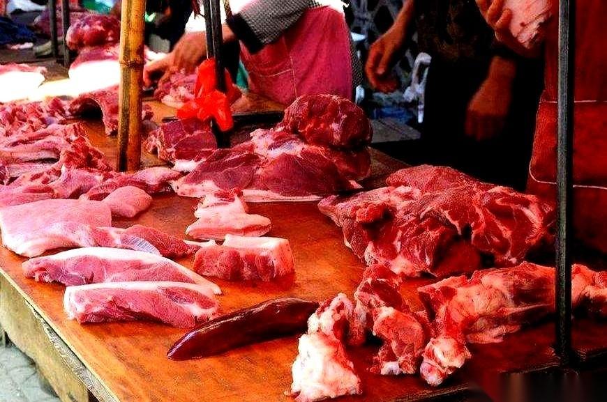 快过年了，猪肉市场的价格，彻底乱了套。北边一堆城市，肉价咬得死死的，稳稳站在“