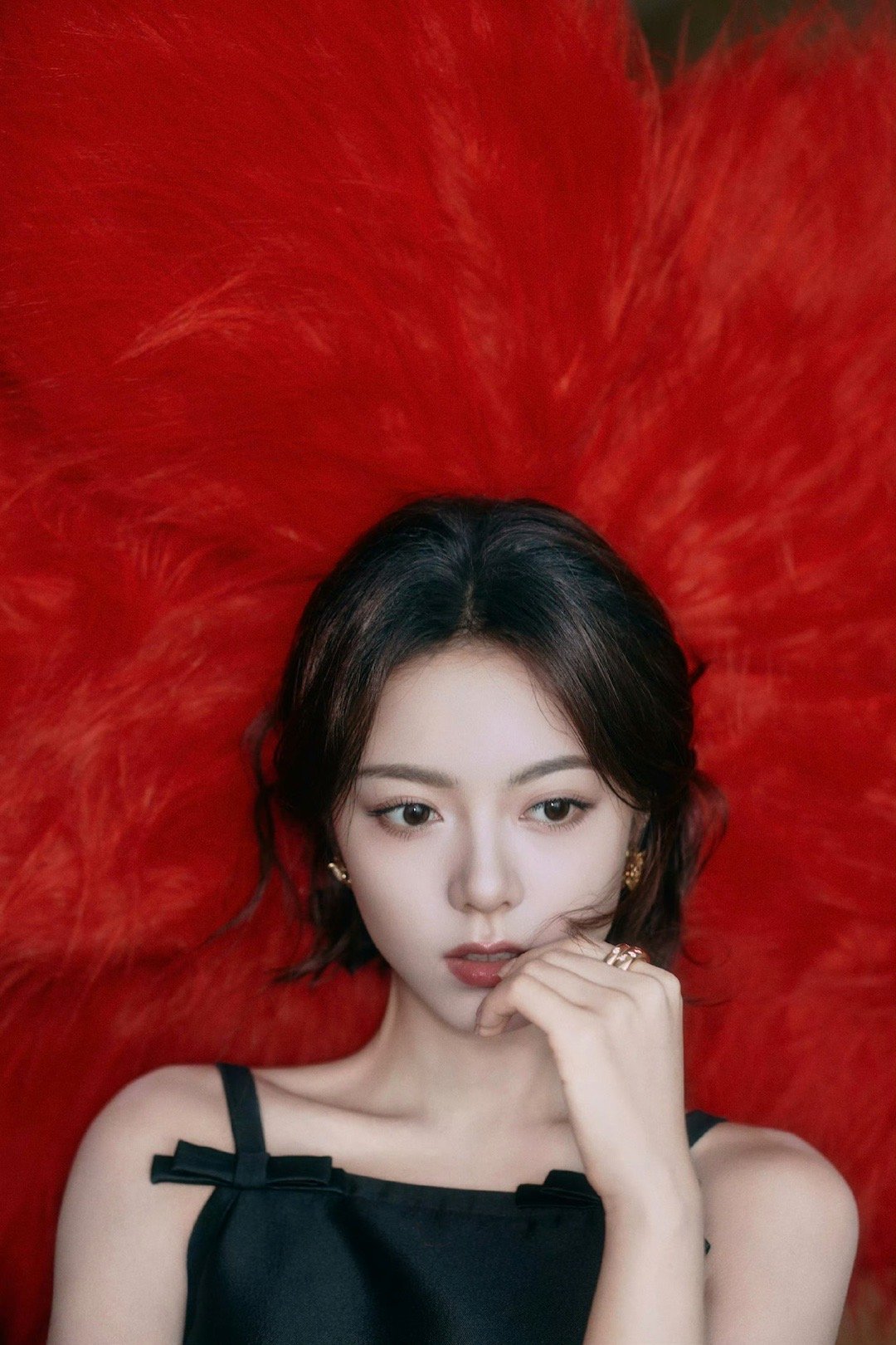 赵今麦法式缎带低盘发缎带是点睛之笔！看赵今麦如何用一根丝带盘出油画少女感🖼️