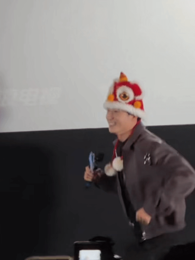 黄景瑜戏里戏外反差感戴老虎帽的样子完全和剧里形象不一样