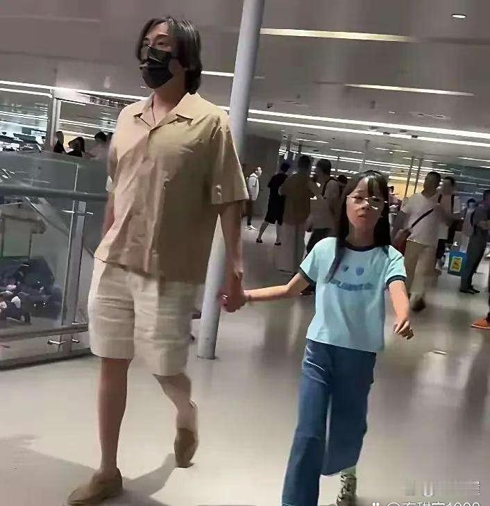 伊能静和⁠﻿秦‎昊‎的女儿小米粒，真是10‎0%没继承‏妈妈的好﻿基因，简直‏就