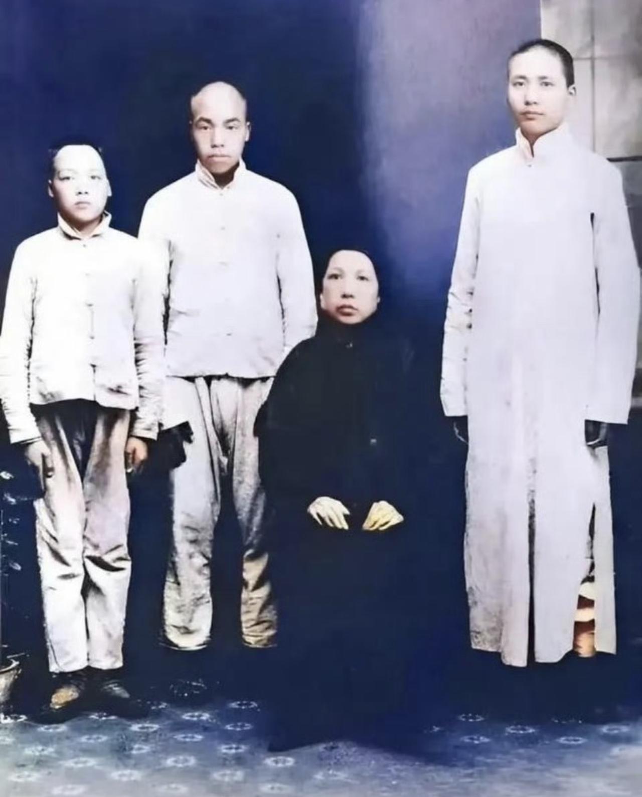 这是伟人的一家！毛泽民，毛泽谭，毛文氏，毛泽东！一看这精气神就不一般，拜托！那