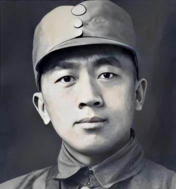 1942年，一名伪军师长派人送给粟裕一把伞，粟裕疑惑地打开伞一看，里面竟