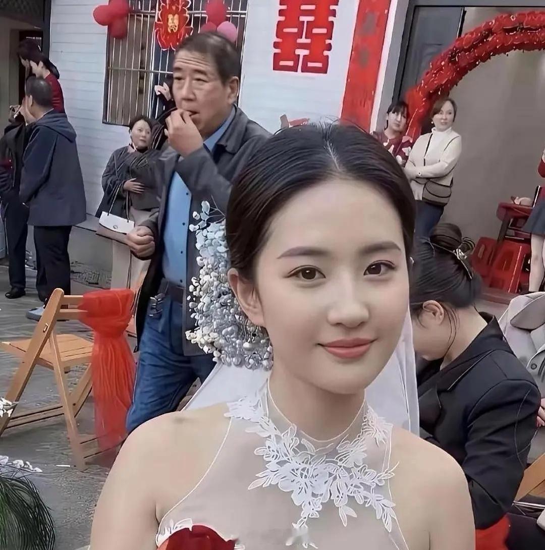 第一眼还以为刘亦菲结婚了