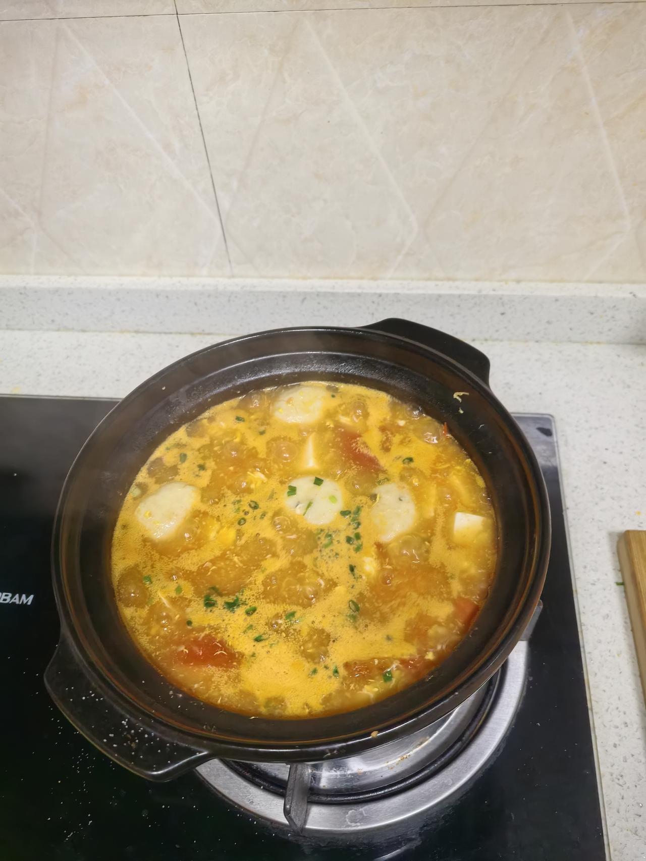 嘿，大家好！今天我要和大家分享一道超级家常又营养丰富的汤品——番茄豆腐鱼汤。这道