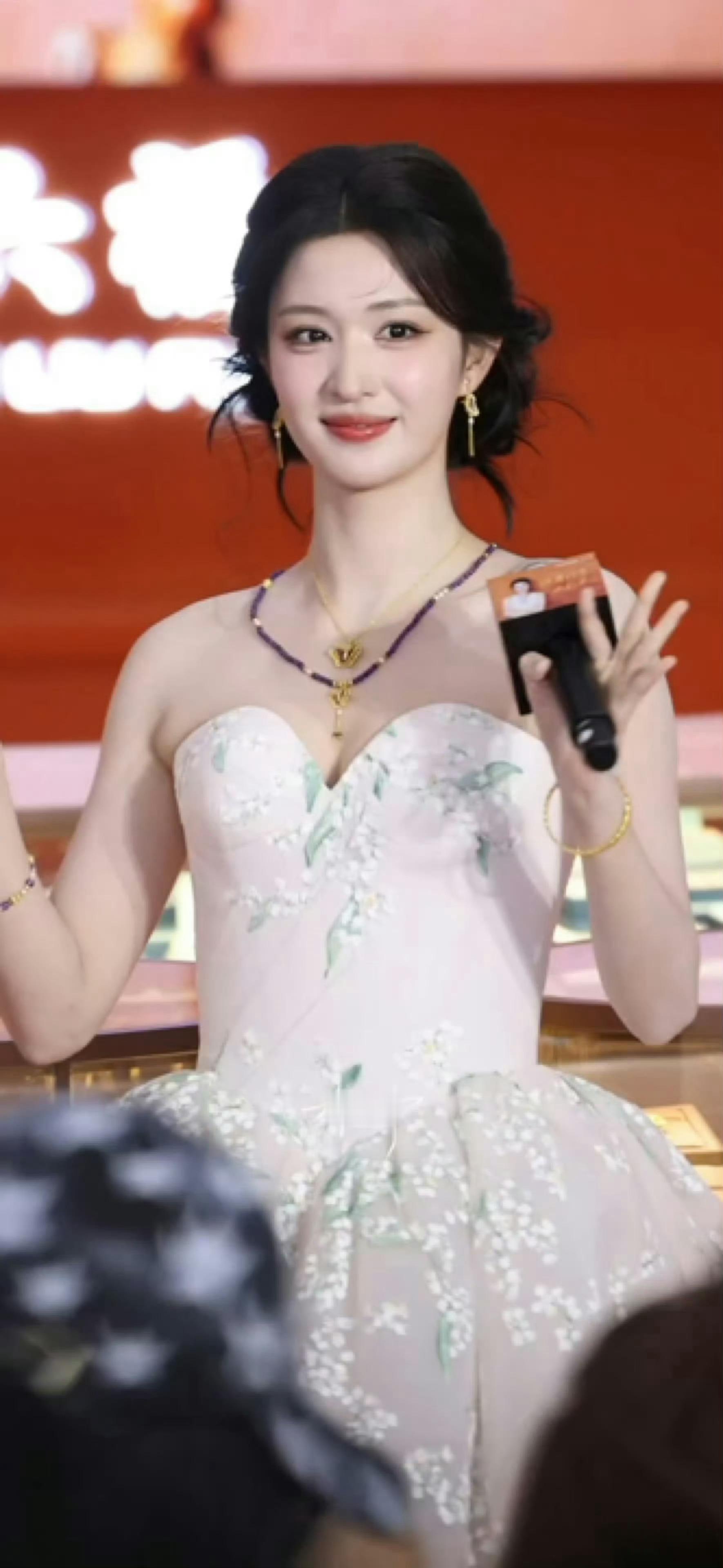 王楚然360度飞吻谁能扛得住楚然360度连环飞吻暴击也太可爱了吧直接萌化！彻底沦