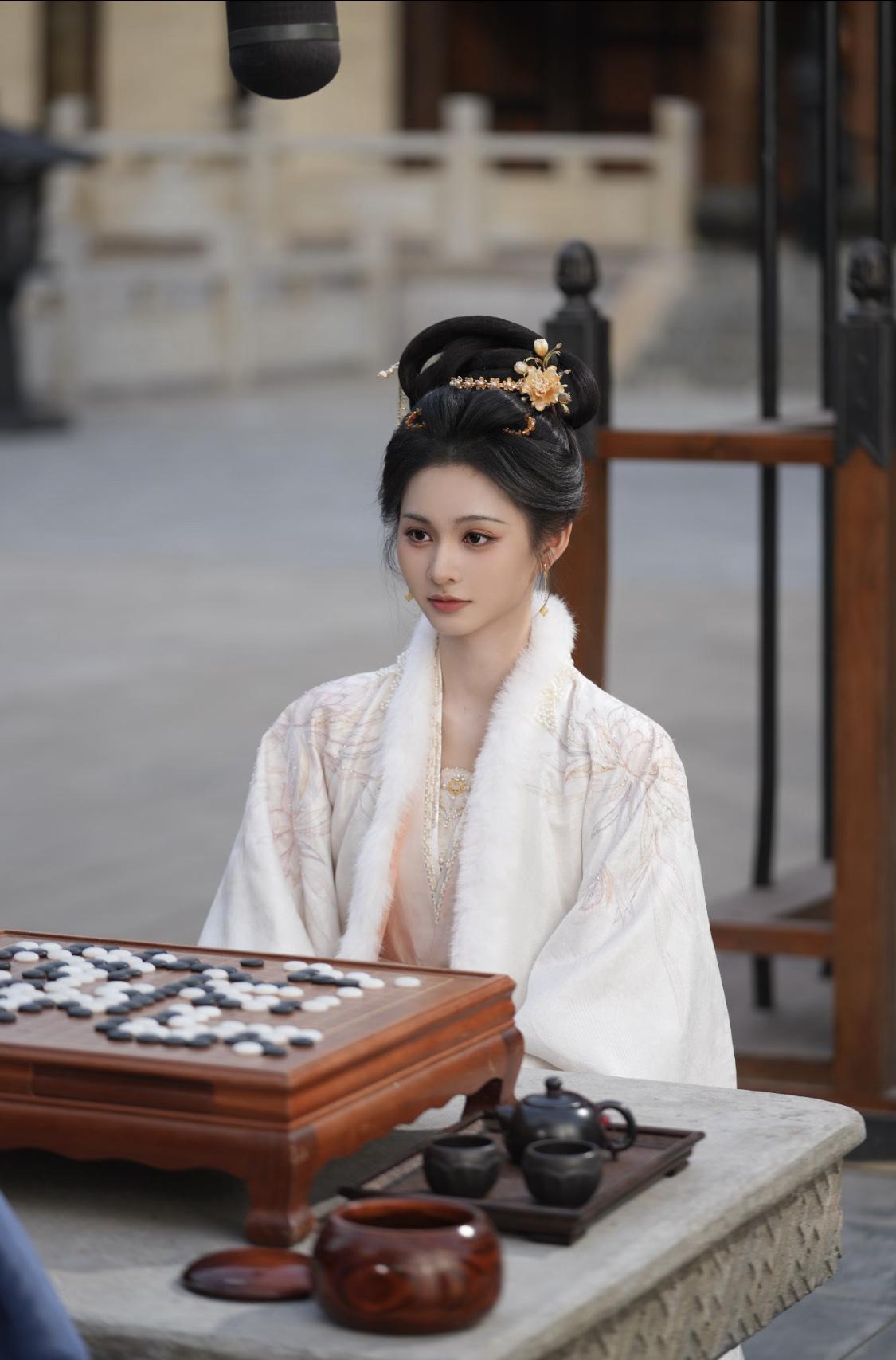 戚家势大但也从无反心。承德太子贤德，却不受皇上待见，但也没有取代皇上的心思。只