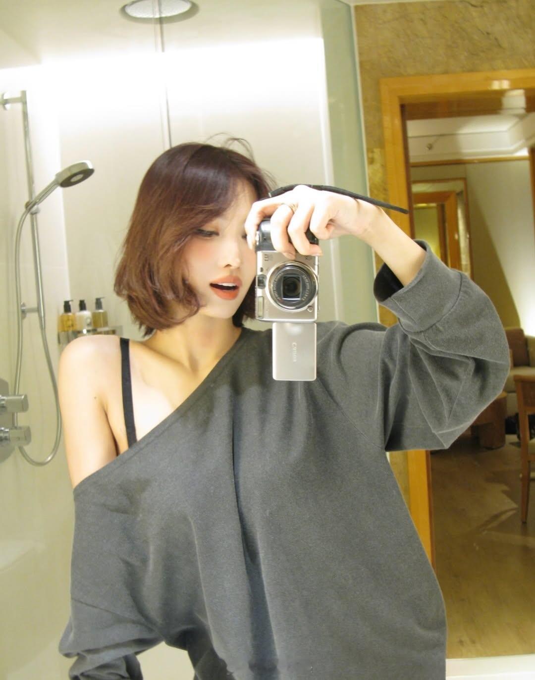 momoins有腹肌的鬼马少女​​​