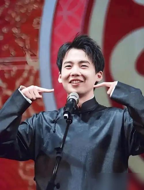 郭德纲把话撂地上了，德云社早晚是郭麒麟的。郭麒麟嘴角扯了一下，没接茬。老郭身