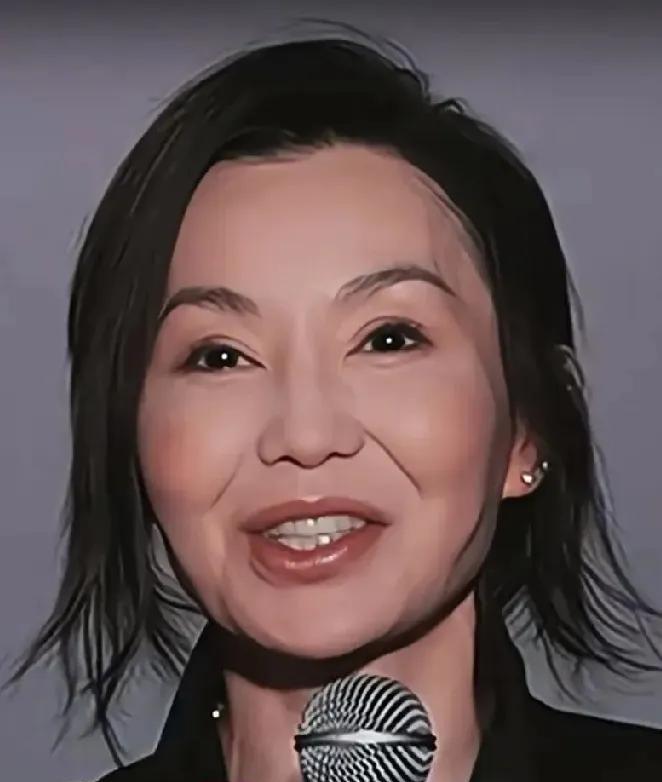 看着张曼玉下垂的苹果肌，我真想一把给她拽下来，年轻时候的苹果肌是给颜值加分的，显